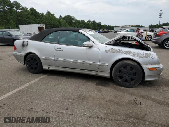2001 Mercedes-Benz CLK 320 z VIN WDBLK65G21T069416, wystawiony jako Copart lot #52275545 z przebiegiem Nie podano mil oraz Nie do naprawy. Historia ofert i sprzedaży dostępna na DreamBid. Obrazek 4.