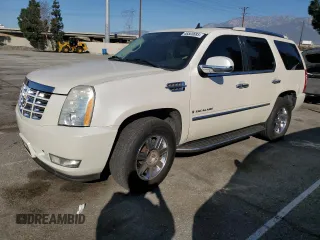 2008 Cadillac Escalade z VIN 1GYEC63888R100205, wystawiony jako Copart lot #46505685 z przebiegiem 159 066 mil mil oraz Szkody całkowita. Historia ofert i sprzedaży dostępna na DreamBid. Obrazek 1.