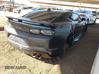 2023 Chevrolet Camaro ZL1 z VIN 1G1FK1R6XP0105522, wystawiony jako IAAI lot #42100363 z przebiegiem 8771 mil mil oraz . Historia ofert i sprzedaży dostępna na DreamBid. Obrazek 4.