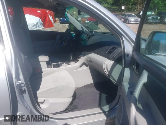 2011 Toyota Highlander z VIN 5TDBK3EHXBS050777, wystawiony jako IAAI lot #42305251 z przebiegiem Nie podano mil oraz . Historia ofert i sprzedaży dostępna na DreamBid. Obrazek 5.