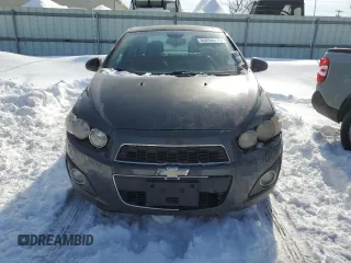 2013 Chevrolet Sonic LTZ z VIN 1G1JE5SH6D4114209, wystawiony jako Copart lot #44854675 z przebiegiem 130 385 mil mil oraz Czysty tytuł • Clean title. Historia ofert i sprzedaży dostępna na DreamBid. Obrazek 5.