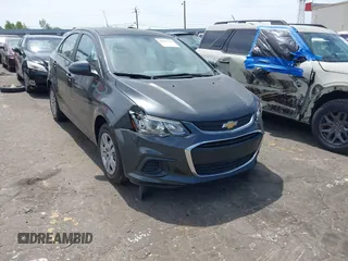 2017 Chevrolet Sonic LS z VIN 1G1JB5SHXH4145039, wystawiony jako IAAI lot #42037619 z przebiegiem 19 850 mil mil oraz . Historia ofert i sprzedaży dostępna na DreamBid. Obrazek 1.