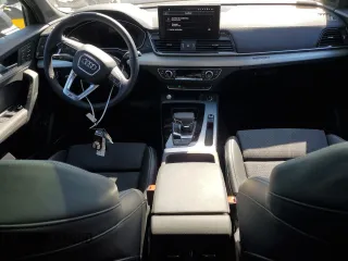 2024 Audi Q5 S line Premium Plus z VIN WA1E2AFY0R2104938, wystawiony jako Copart lot #48248405 z przebiegiem 9 118 mil mil oraz Szkoda całkowita • Salvage title. Historia ofert i sprzedaży dostępna na DreamBid. Obrazek 8.