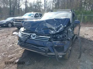 2017 Volkswagen Touareg Wolfsburg Edition z VIN WVGRF7BP6HD006748, wystawiony jako IAAI lot #41483215 z przebiegiem 97 816 mil mil oraz . Historia ofert i sprzedaży dostępna na DreamBid. Obrazek 6.