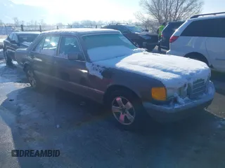 1986 Mercedes-Benz 420 Series 420SEL with VIN WDBCA35D4GA250724, listed as a IAAI auction lot 41629306 with 228,711 mi miles. Bid and sale history available at carsss.com. Image 1.