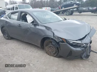 2025 Nissan Sentra S z VIN 3N1AB8BV3SY217348, wystawiony jako IAAI lot #42035472 z przebiegiem 5487 mil mil oraz . Historia ofert i sprzedaży dostępna na DreamBid. Obrazek 1.
