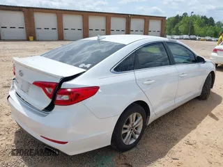 2017 Hyundai Sonata 2.4L z VIN 5NPE24AF3HH585942, wystawiony jako IAAI lot #42091264 z przebiegiem 70 979 mil mil oraz . Historia ofert i sprzedaży dostępna na DreamBid. Obrazek 4.