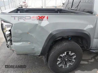 2023 Toyota Tacoma SR z VIN 3TMCZ5AN1PM602567, wystawiony jako IAAI lot #42355648 z przebiegiem 32 472 mil mil oraz . Historia ofert i sprzedaży dostępna na DreamBid. Obrazek 17.