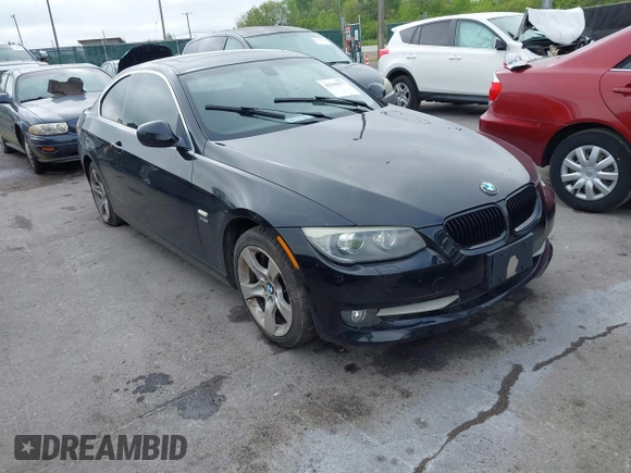 2011 BMW 3 Series 335i xDrive z VIN WBAKF9C56BE619532, wystawiony jako IAAI lot #42318577 z przebiegiem 90 922 mil mil oraz . Historia ofert i sprzedaży dostępna na DreamBid. Obrazek 1.