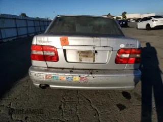 1998 Volvo S70 T5 z VIN YV1LS5371W1483508, wystawiony jako Copart lot #77251324 z przebiegiem 89 298 mil mil oraz Szkody całkowita. Historia ofert i sprzedaży dostępna na DreamBid. Obrazek 6.