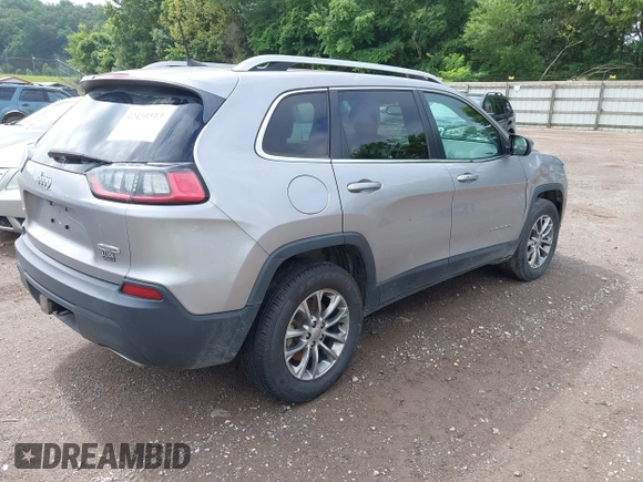 2019 Jeep Cherokee Altitude z VIN 1C4PJMLX0KD216311, wystawiony jako IAAI lot #42450513 z przebiegiem 135 020 mil mil oraz . Historia ofert i sprzedaży dostępna na DreamBid. Obrazek 4.