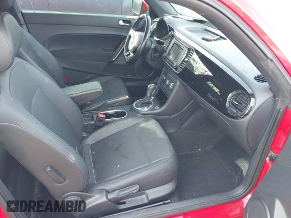 2018 Volkswagen Beetle S z VIN 3VWFD7AT5JM725878, wystawiony jako IAAI lot #41743855 z przebiegiem 108 068 mil mil oraz . Historia ofert i sprzedaży dostępna na DreamBid. Obrazek 5.
