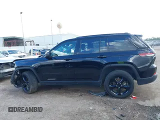 2023 Jeep Grand Cherokee Laredo z VIN 1C4RJHAG7PC661998, wystawiony jako IAAI lot #41104990 z przebiegiem 43 718 mil mil oraz . Historia ofert i sprzedaży dostępna na DreamBid. Obrazek 15.