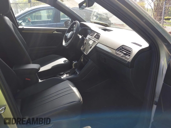 2024 Volkswagen Tiguan SE R-Line Black with VIN 3VV8B7AX3RM108710, listed as a IAAI auction lot 42032777 with 17,337 mi miles and . Bid and sale history available at DreamBid. Image 5.