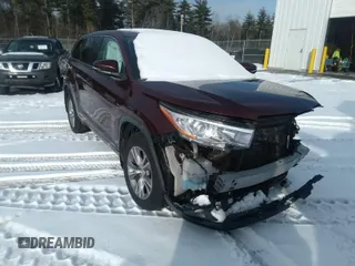 2015 Toyota Highlander LE z VIN 5TDBKRFH2FS095526, wystawiony jako IAAI lot #41396935 z przebiegiem 134 624 mil mil oraz . Historia ofert i sprzedaży dostępna na DreamBid. Obrazek 1.