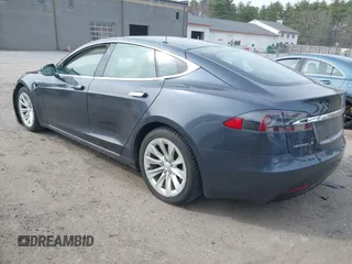 2017 Tesla Model S 100D z VIN 5YJSA1E28HF229836, wystawiony jako IAAI lot #42011901 z przebiegiem 81 012 mil mil oraz . Historia ofert i sprzedaży dostępna na DreamBid. Obrazek 3.
