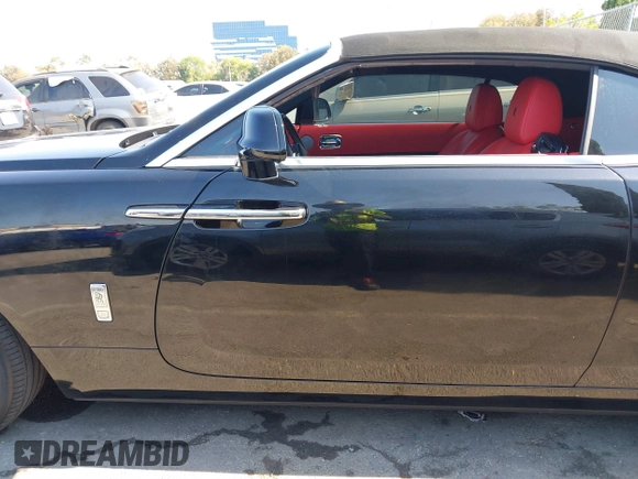 2018 Rolls-Royce Dawn z VIN SCA666D59JU115652, wystawiony jako IAAI lot #39811506 z przebiegiem 21 608 mil mil oraz . Historia ofert i sprzedaży dostępna na DreamBid. Obrazek 14.