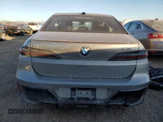 2023 BMW i7 xDrive60 z VIN WBY53EJ01PCM58257, wystawiony jako Copart lot #88787085 z przebiegiem Nie podano mil oraz Szkody całkowita. Historia ofert i sprzedaży dostępna na DreamBid. Obrazek 6.