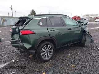 2023 Toyota Corolla Cross XLE z VIN 7MUDAABG2PV073950, wystawiony jako IAAI lot #40665833 z przebiegiem Nie podano mil oraz . Historia ofert i sprzedaży dostępna na DreamBid. Obrazek 4.