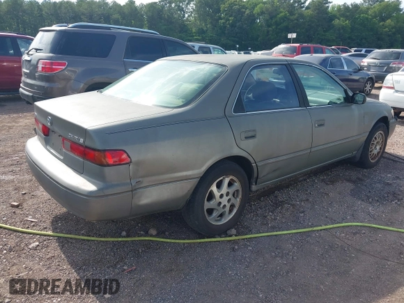 1999 Toyota Camry LE z VIN 4T1BF22K9XU081256, wystawiony jako IAAI lot #42208556 z przebiegiem 236 198 mil mil oraz . Historia ofert i sprzedaży dostępna na DreamBid. Obrazek 4.