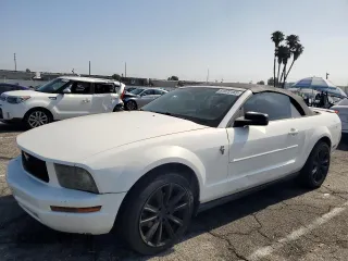 2007 Ford Mustang Deluxe z VIN 1ZVFT84NX75272930, wystawiony jako Copart lot #61072165 z przebiegiem 137 513 mil mil oraz Szkoda całkowita • Salvage title. Historia ofert i sprzedaży dostępna na DreamBid. Obrazek 1.