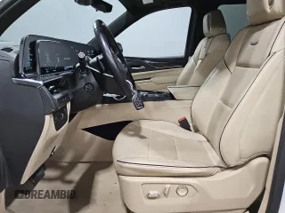 2023 Cadillac Escalade 4WD Premium Luxury z VIN 1GYS4BKL3PR323412, wystawiony jako Copart lot #49742655 z przebiegiem 42 761 mil mil oraz Tytuł czysty. Historia ofert i sprzedaży dostępna na DreamBid. Obrazek 7.