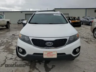 2013 Kia Sorento EX z VIN 5XYKUDA24DG411065, wystawiony jako Copart lot #55060245 z przebiegiem 171 799 mil mil oraz Czysty tytuł • Clean title. Historia ofert i sprzedaży dostępna na DreamBid. Obrazek 5.