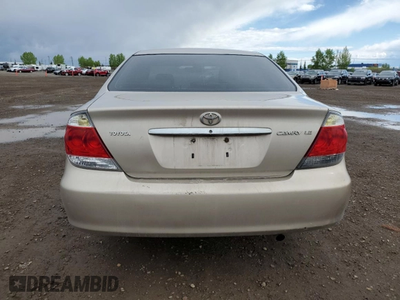 2005 Toyota Camry STD z VIN 4T1BE32K55U505585, wystawiony jako Copart lot #56913705 z przebiegiem 361 943 mil mil oraz Czysty tytuł • Clean title. Historia ofert i sprzedaży dostępna na DreamBid. Obrazek 6.