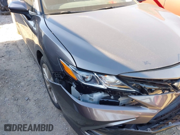 2024 Toyota Camry LE z VIN 4T1C11AK3RU847743, wystawiony jako IAAI lot #41886636 z przebiegiem 22 814 mil mil oraz . Historia ofert i sprzedaży dostępna na DreamBid. Obrazek 6.