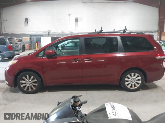 2013 Toyota Sienna XLE z VIN 5TDDK3DCXDS053048, wystawiony jako IAAI lot #42163668 z przebiegiem 104 765 mil mil oraz . Historia ofert i sprzedaży dostępna na DreamBid. Obrazek 14.