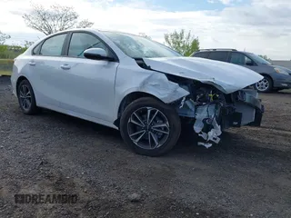 2023 Kia Forte LXS z VIN 3KPF24AD5PE690620, wystawiony jako IAAI lot #42147666 z przebiegiem 13 019 mil mil oraz . Historia ofert i sprzedaży dostępna na DreamBid. Obrazek 1.
