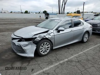 2023 Toyota Camry LE z VIN 4T1C11AKXPU763660, wystawiony jako Copart lot #54922705 z przebiegiem 33 163 mil mil oraz Czysty tytuł • Clean title. Historia ofert i sprzedaży dostępna na DreamBid. Obrazek 1.
