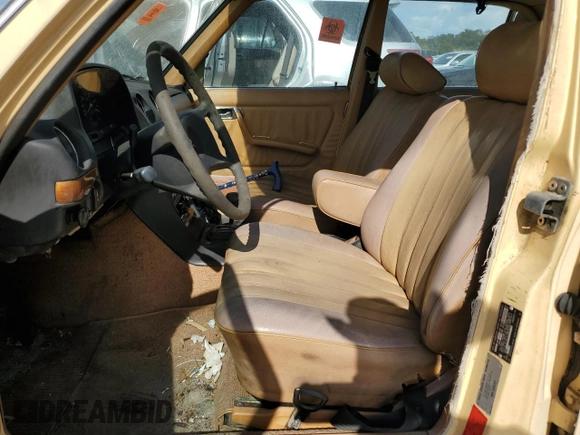 1982 Mercedes-Benz 300 D z VIN WDBAB33A7CB008365, wystawiony jako Copart lot #80248424 z przebiegiem 234 488 mil mil oraz Czysty tytuł • Clean title. Historia ofert i sprzedaży dostępna na DreamBid. Obrazek 7.