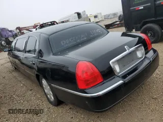 2003 Lincoln Town Car Executive z VIN 1L1FM81W33Y653215, wystawiony jako Copart lot #84396364 z przebiegiem Nie podano mil oraz Szkoda całkowita • Salvage title. Historia ofert i sprzedaży dostępna na DreamBid. Obrazek 3.