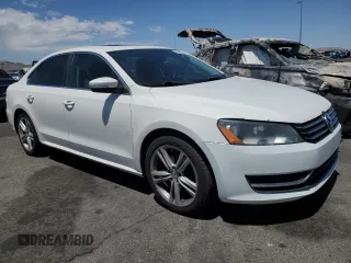 2014 Volkswagen Passat SE z VIN 1VWBT7A34EC061825, wystawiony jako Copart lot #59903665 z przebiegiem 185 542 mil mil oraz Szkoda całkowita • Salvage title. Historia ofert i sprzedaży dostępna na DreamBid. Obrazek 4.