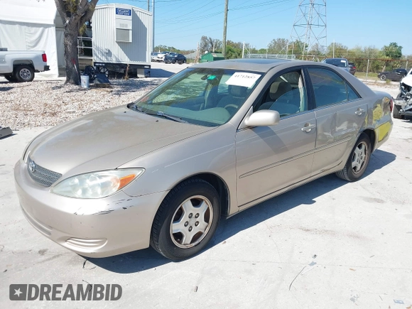 2002 Toyota Camry XLE z VIN 4T1BF30K82U018974, wystawiony jako IAAI lot #41712857 z przebiegiem 236 353 mil mil oraz . Historia ofert i sprzedaży dostępna na DreamBid. Obrazek 2.