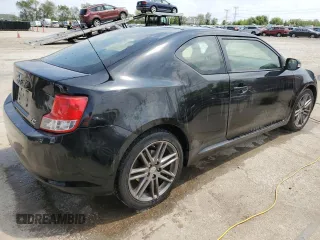 2013 Scion tC z VIN JTKJF5C70D3064576, wystawiony jako Copart lot #56104725 z przebiegiem 83 379 mil mil oraz Szkody całkowita. Historia ofert i sprzedaży dostępna na DreamBid. Obrazek 3.