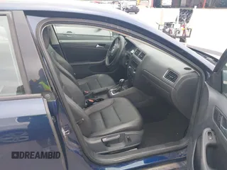 2014 Volkswagen Jetta SE z VIN 3VWD17AJ0EM402858, wystawiony jako IAAI lot #42663051 z przebiegiem 138 606 mil mil oraz . Historia ofert i sprzedaży dostępna na DreamBid. Obrazek 5.