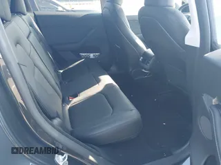 2024 Tesla Model Y Long Range z VIN 7SAYGDEEXRA263444, wystawiony jako IAAI lot #40199252 z przebiegiem 9 540 mil mil oraz . Historia ofert i sprzedaży dostępna na DreamBid. Obrazek 8.