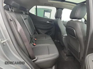 2023 Buick Encore GX Select z VIN KL4MMDSL6PB066405, wystawiony jako Copart lot #59940995 z przebiegiem 26 385 mil mil oraz Czysty tytuł • Clean title. Historia ofert i sprzedaży dostępna na DreamBid. Obrazek 11.