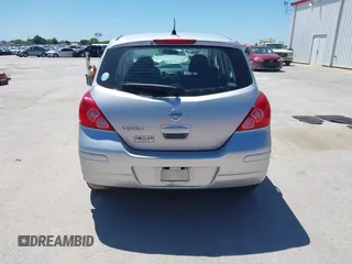 2008 Nissan Versa S z VIN 3N1BC13EX8L385937, wystawiony jako IAAI lot #42330289 z przebiegiem 131 178 mil mil oraz . Historia ofert i sprzedaży dostępna na DreamBid. Obrazek 16.