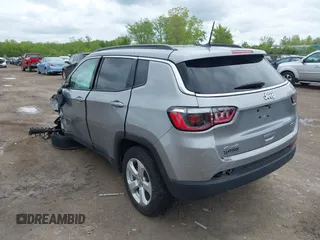 2020 Jeep Compass Latitude z VIN 3C4NJDBB9LT252474, wystawiony jako IAAI lot #42245000 z przebiegiem 62 186 mil mil oraz . Historia ofert i sprzedaży dostępna na DreamBid. Obrazek 3.