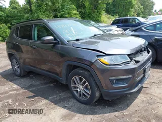 2018 Jeep Compass Latitude z VIN 3C4NJDBB4JT100129, wystawiony jako IAAI lot #42472329 z przebiegiem 178 340 mil mil oraz . Historia ofert i sprzedaży dostępna na DreamBid. Obrazek 1.