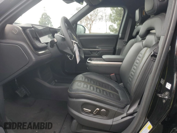 2025 Rivian R1S Adventure z VIN 7PDSGBBA2SN047518, wystawiony jako Copart lot #47992215 z przebiegiem 3836 mil mil oraz Szkody całkowita. Historia ofert i sprzedaży dostępna na DreamBid. Obrazek 7.