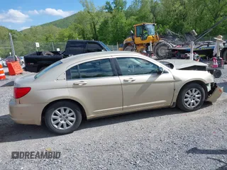 2010 Chrysler Sebring Touring z VIN 1C3CC4FB1AN142337, wystawiony jako IAAI lot #42199569 z przebiegiem 235 942 mil mil oraz . Historia ofert i sprzedaży dostępna na DreamBid. Obrazek 13.