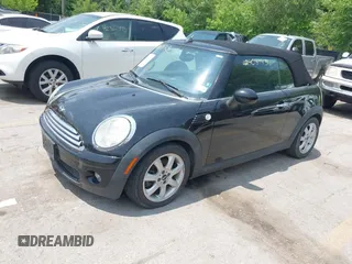 2010 MINI Convertible z VIN WMWMR3C51ATU97251, wystawiony jako IAAI lot #42408143 z przebiegiem 117 315 mil mil oraz . Historia ofert i sprzedaży dostępna na DreamBid. Obrazek 2.
