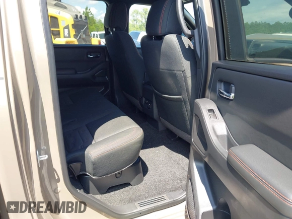 2023 Nissan Frontier Pro-4X z VIN 1N6ED1EK1PN602636, wystawiony jako IAAI lot #42018405 z przebiegiem 58 012 mil mil oraz . Historia ofert i sprzedaży dostępna na DreamBid. Obrazek 8.