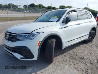 2022 Volkswagen Tiguan SE R-Line Black z VIN 3VVCB7AX5NM007401, wystawiony jako IAAI lot #41630458 z przebiegiem 55 635 mil mil oraz . Historia ofert i sprzedaży dostępna na DreamBid. Obrazek 2.