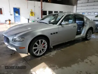 2005 Maserati Quattroporte z VIN ZAMCE39A350018135, wystawiony jako Copart lot #44435545 z przebiegiem Nie podano mil oraz Szkoda całkowita • Salvage title. Historia ofert i sprzedaży dostępna na DreamBid. Obrazek 1.