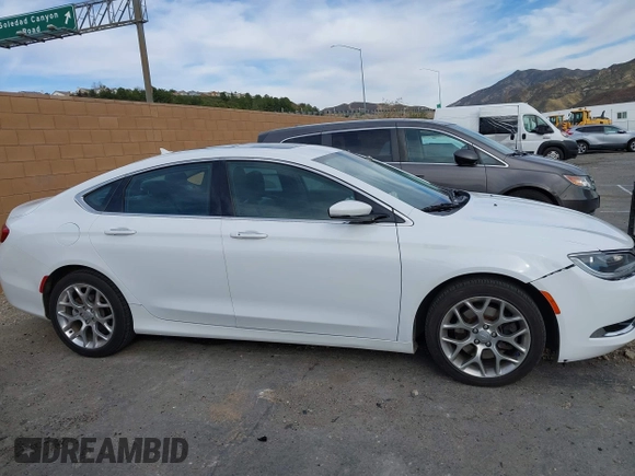 2015 Chrysler 200 C z VIN 1C3CCCEG8FN674005, wystawiony jako IAAI lot #41675854 z przebiegiem 110 066 mil mil oraz . Historia ofert i sprzedaży dostępna na DreamBid. Obrazek 13.